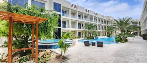 Una piscina al aire libre