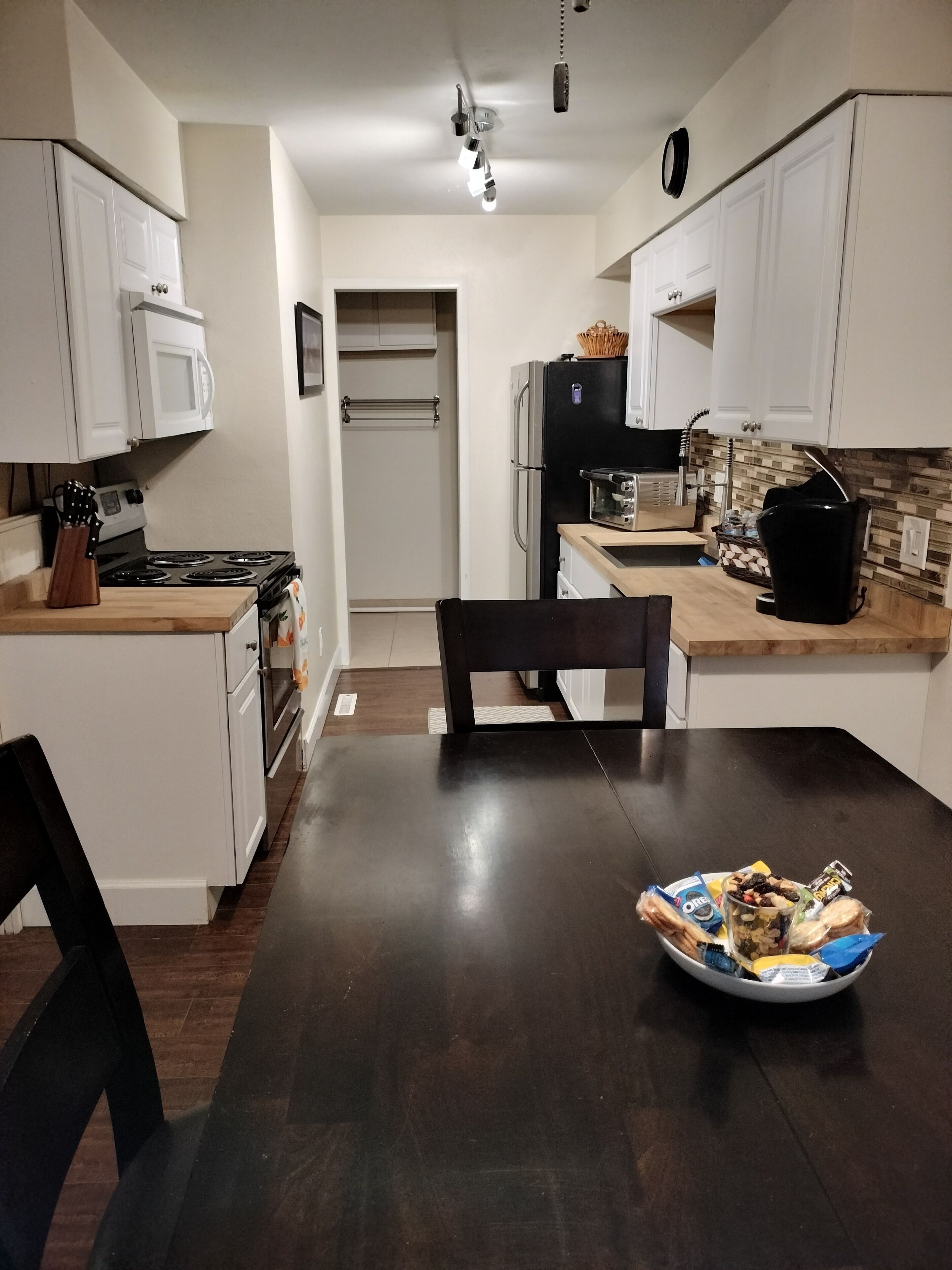 Jääkaappi, mikroaaltouuni, uuni, liesi