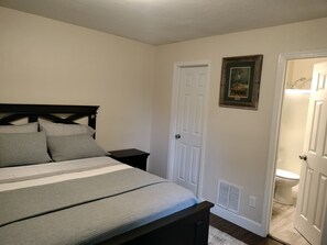 1 غرفة نوم وخزنة داخل الغرفة ومكتب ومكواة/لوح كي