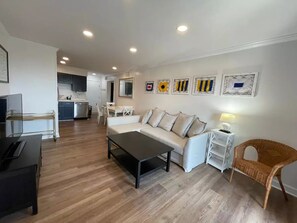 Smart-TV, DVD-spiller og bøker