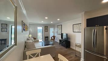 TV connectée, lecteur de DVD, livres