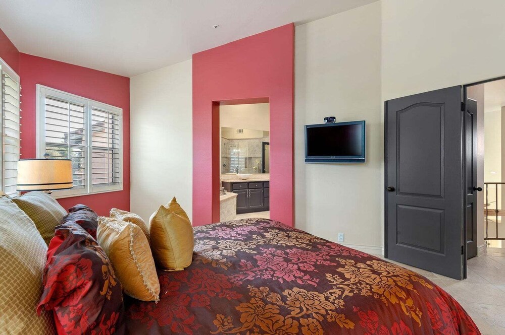 Tranquil Carpinteria Villa with pool and jacuzzi. Minutes to beach and shopping. Carpinteria