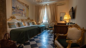 Camera Junior San Luca | Minibar, individually furnished, cots/infant beds, free WiFi