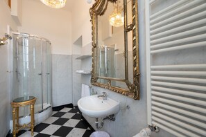 Douche, douche à « effet pluie », articles de toilette gratuits