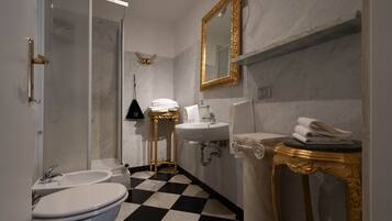 Camera Junior San Luca | Bathroom | Shower, rainfall showerhead, free toiletries, hair dryer