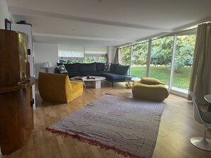 TV connectée, table de tennis de table, livres, vidéothèque