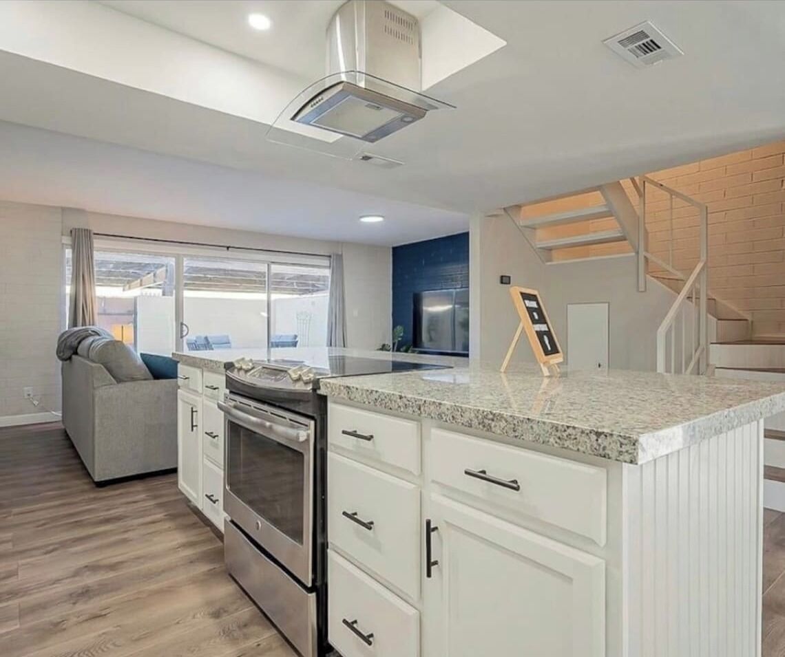 Een koelkast, een microgolfoven, een oven, een kookplaat