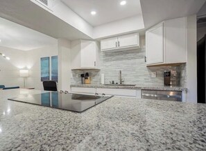 Frigorífic, microones, forn i placa de cuina 