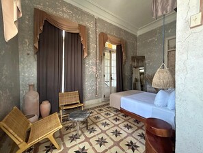 셀렉트 컴포트 침대, 각각 다른 스타일의 인테리어, 각각 다르게 가구 비치, 책상