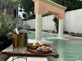 Una piscina al aire libre