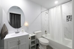 Chuveiro, secador de cabelo, toalhas de banho, sabonete