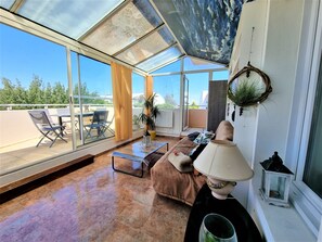 Smart TV, DVD player, books - L'atrium de la Sole (La Rochelle)