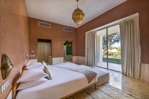 5 bedrooms, iron/ironing board, WiFi, bed sheets