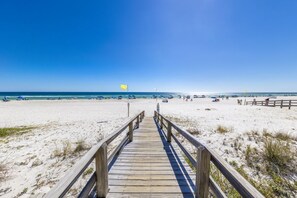 On the beach - Four Winds 301: Condo with Beach View (Orange Beach)