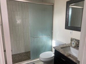 Dusche, Haartrockner, Handtücher, Toilettenpapier