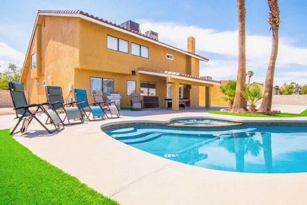 Outdoor pool - Private Two Bedroom, Two TVs, One Bathroom Casita! (Las Vegas)