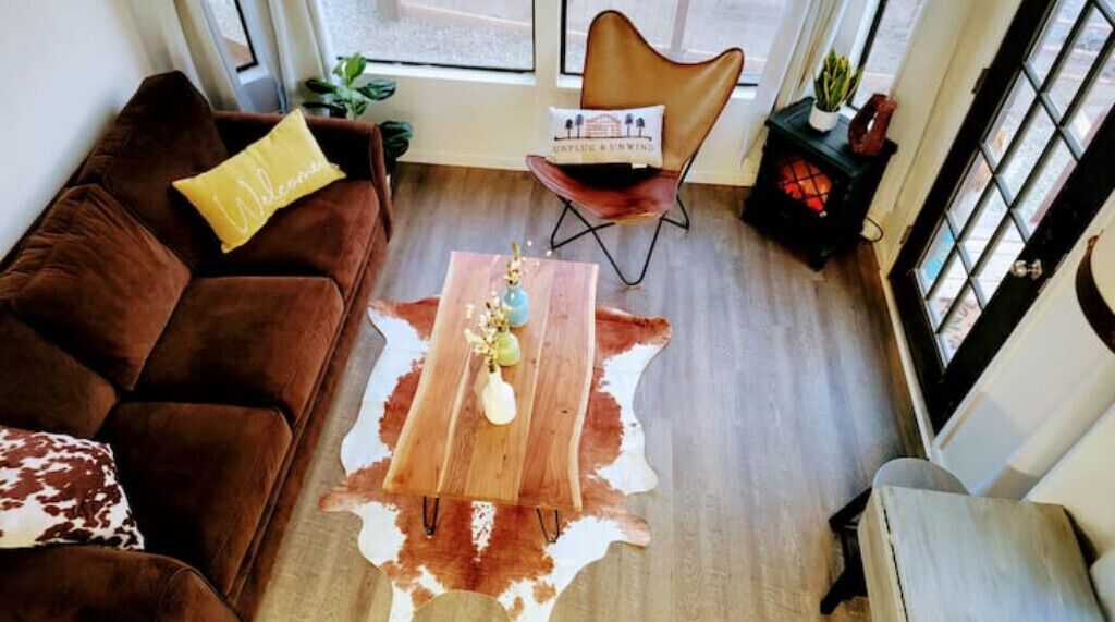 Smart-TV, Kamin, Videospiele, Bücher