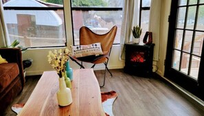 TV connectée, cheminée, jeux vidéo, livres