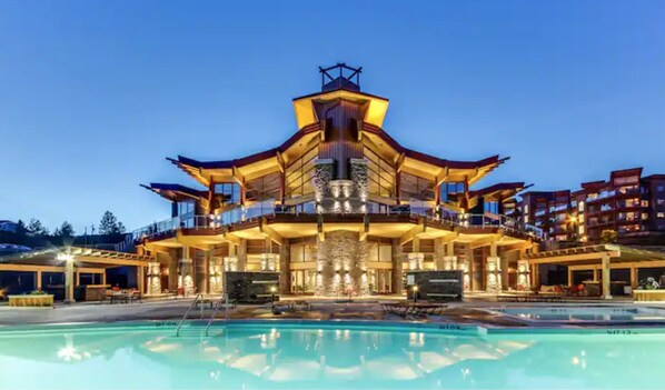 Pool - Beautiful Lake, Pool and Mountain Views (West Kelowna)