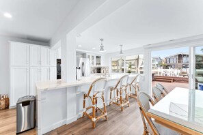 Frigorífic, microones, forn i placa de cuina 