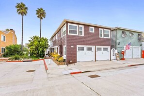 Asuinkatu, jossa on kaksikerroksisia taloja, jalkakäytävä ja reunakivi.