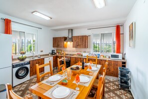 Wasserkocher mit Kaffee-/Teezubehör, Kühlschrank, Mikrowelle, Ofen