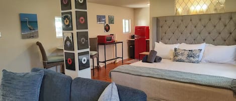 1 dormitorio, tabla de planchar con plancha, wifi y ropa de cama