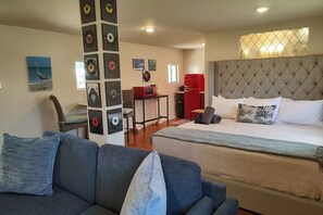 1 soverom, strykejern/-brett, wi-fi (mot et tillegg) og sengetøy