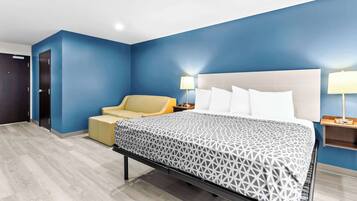 Suite, 1 cama King size, para no fumadores | Muebles diferentes, escritorio y espacio para trabajar con laptop