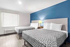 Suite, 2 camas Queen size, para no fumadores | Muebles diferentes, escritorio y espacio para trabajar con laptop 