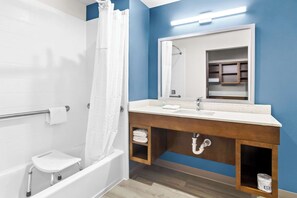 Phòng Suite, 1 giường cỡ queen, phù hợp cho người khuyết tật, không hút thuốc (Roll-In Shower) | Trang bị nội thất với thiết kế riêng biệt, bàn 