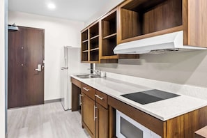 Suíte, 1 cama Queen, acessível, para não fumantes | Individualmente mobiliados, escrivaninha