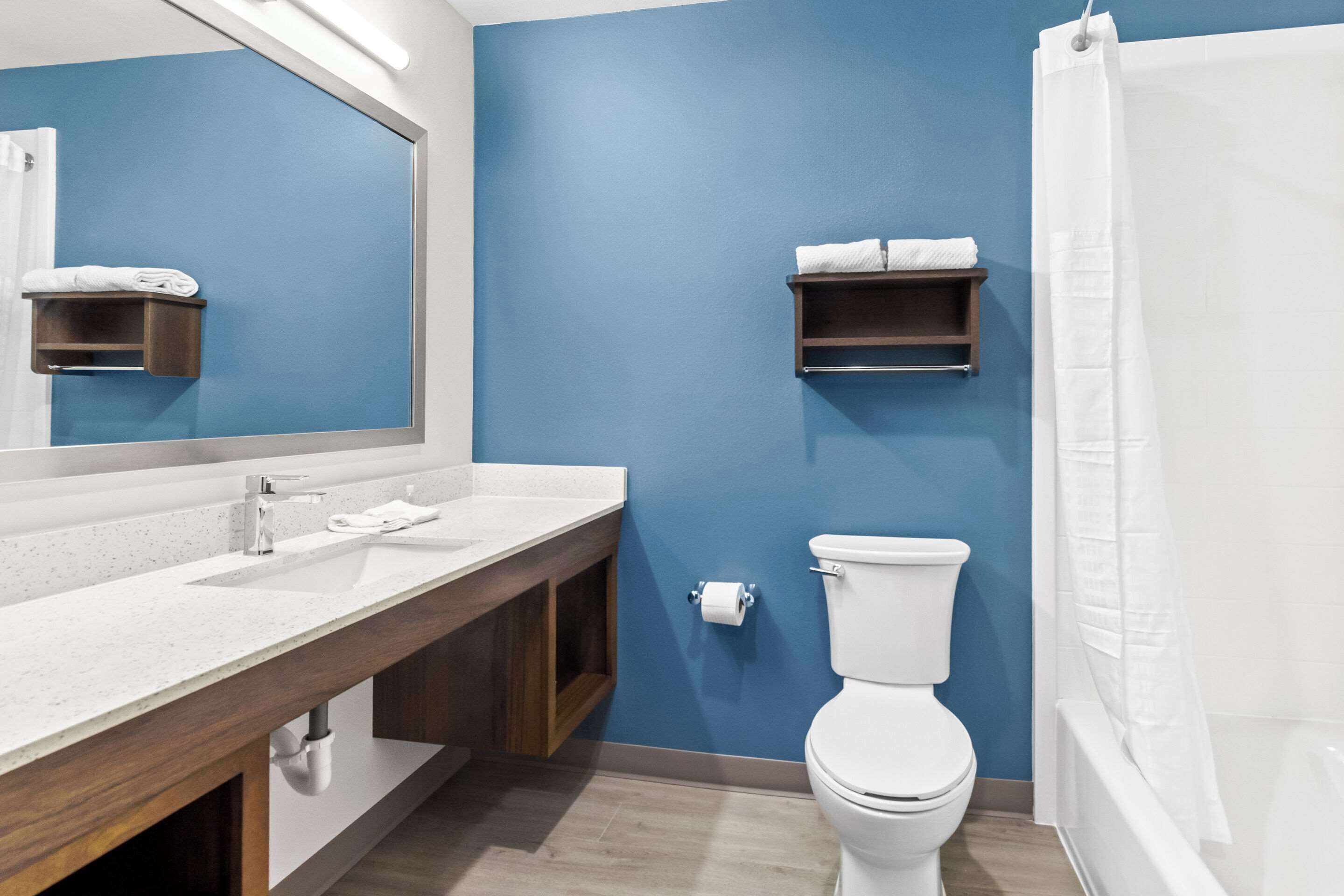 Suite, 1 queensize bed, niet-roken | Individueel gemeubileerd, een bureau, een laptopwerkplek, beddengoed