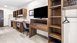 Suite, 1 queensize-seng, tilgjengelighetstilpasset, ikke-røyk | Skrivebord, skrivebord for bærbar PC, individuelt innredet og sengetøy
