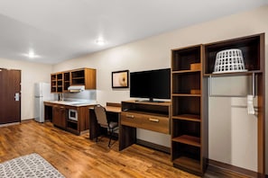Muebles diferentes, escritorio y espacio para trabajar con laptop