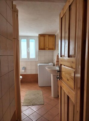 Pyyhkeet, sampoo, vessapaperi