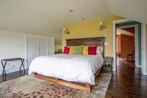 4 bedrooms, iron/ironing board, travel crib, free WiFi
