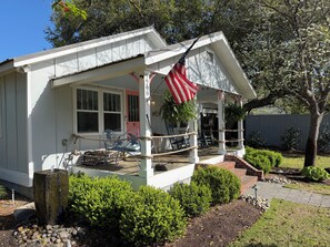 Exterior - Charming Cottage! Open space with coastal theme. Centrally located.  (Wilmington)