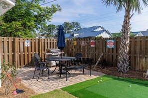 Outdoor dining - Charming Cottage! Open space with coastal theme. Centrally located.  (Wilmington)