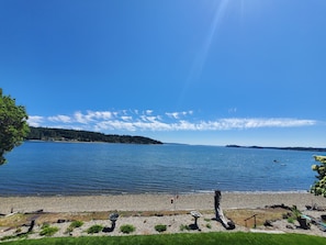 Sur la plage, chaise longue, serviettes de plage