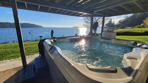 Outdoor spa tub
