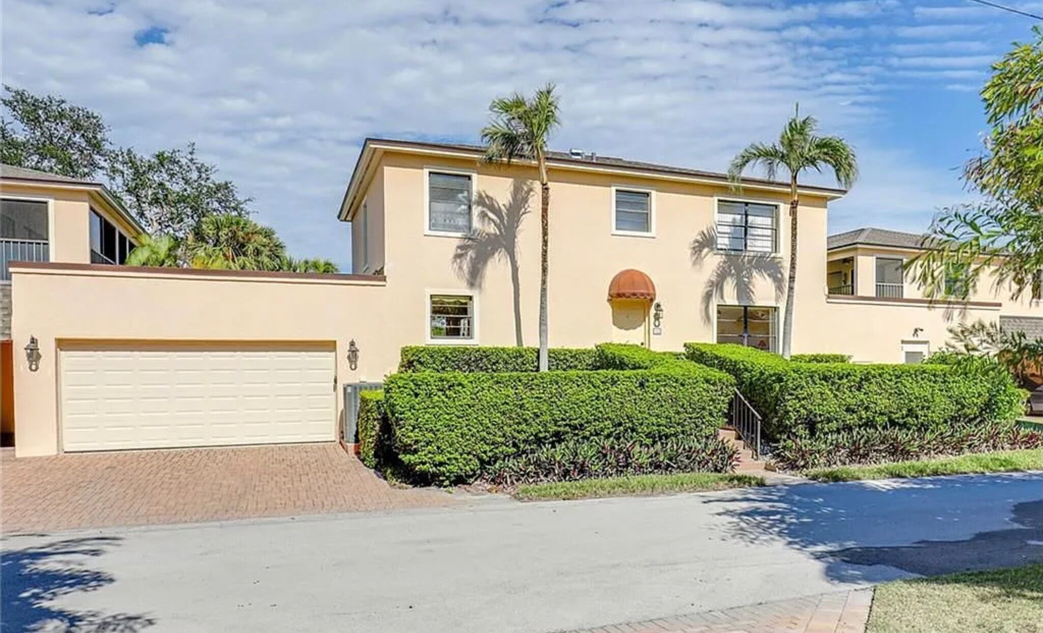 Olde Naples centrally located walk to beach, 5th Ave and 3rd Street 