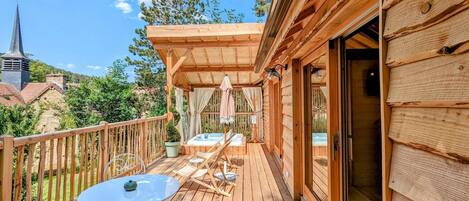 Bañera de hidromasaje al aire libre