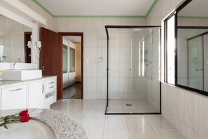 Pyyhkeet, saippua, vessapaperi