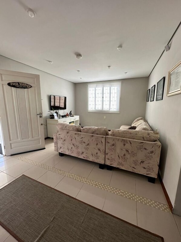 House | Living area | 32-inch LCD TV with digital channels, computer monitors - Casa Pura Vida (Governador Celso Ramos)