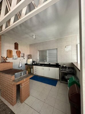 Full-size fridge, microwave, oven, blender - Casa Pura Vida (Governador Celso Ramos)