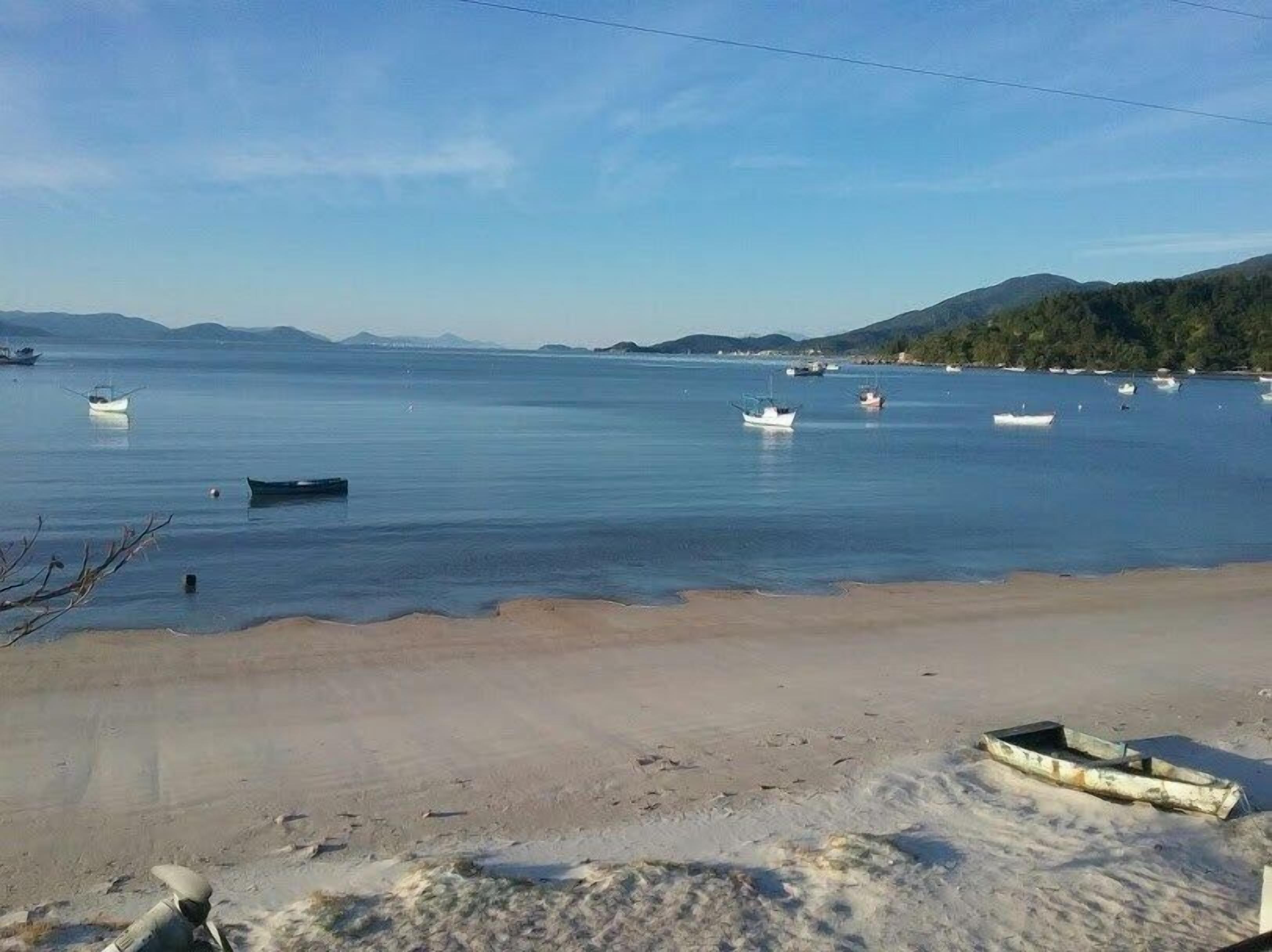 Plage, sable blanc, parasols, yoga sur la plage