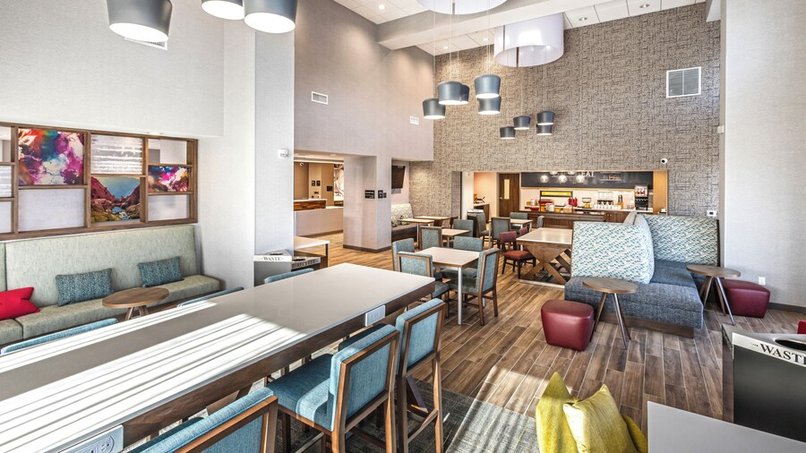 Hampton Inn & Suites Bakersfield Central