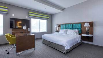 开间, 1 张特大床, 无障碍 (Mobility & Hearing, Roll-in Shower) | 客房内保险箱、办公桌、遮光窗帘、熨斗/熨衣板