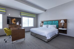 Estudio, 1 cama de matrimonio grande (Mobility & Hearing, Roll-in Shower) | Caja fuerte, escritorio, cortinas opacas y tabla de planchar con plancha